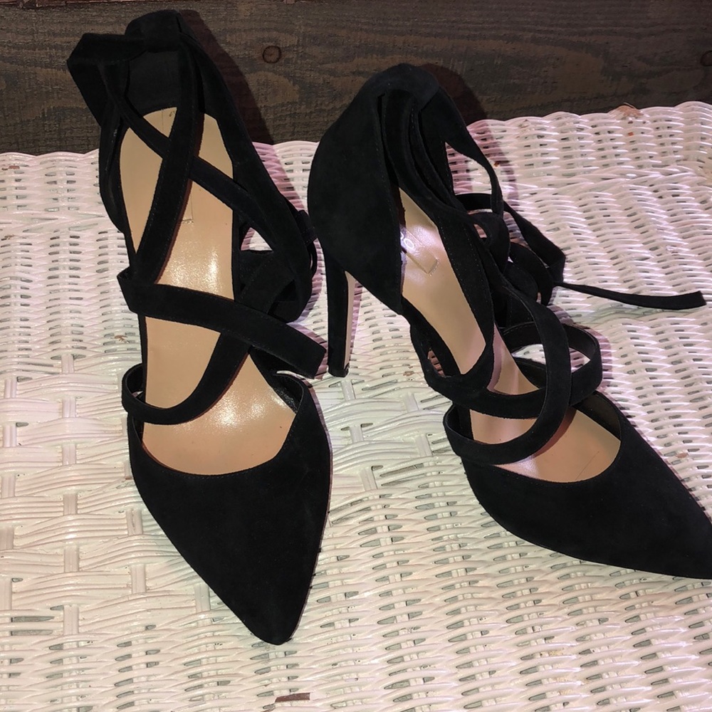 Pump shoe with lace to tie around ankle/leg
